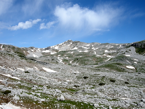 Immagine insolita: Monte Meta con il lago